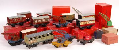 ASSORTED BOXED 0 GAUGE RAILWAY TRAINSET COACHES, BUFFERS & CRANES