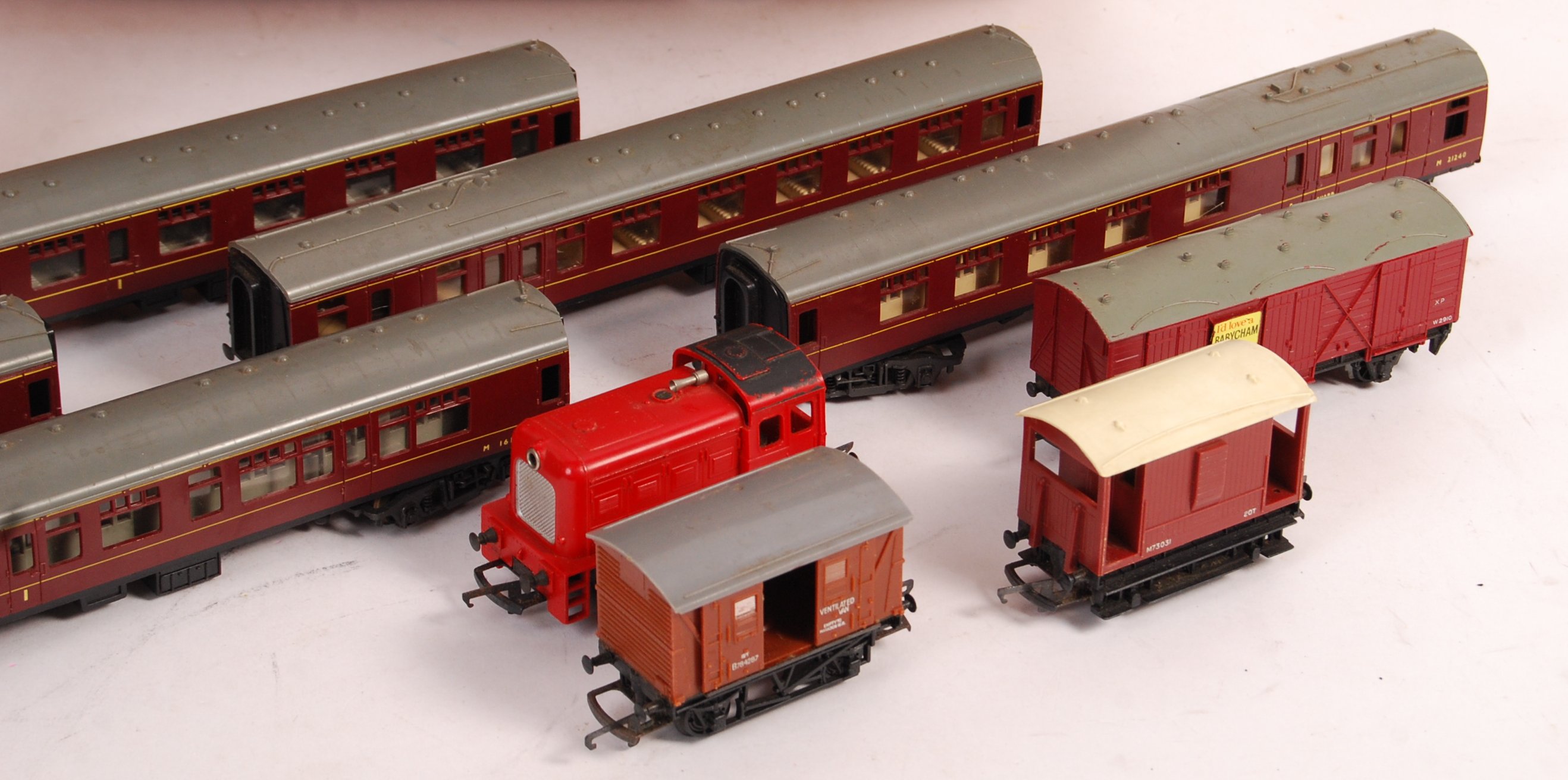 COLLECTION OF ASSORTED 00 GAUGE RAILWAY TRAINSET ITEMS - Image 3 of 5