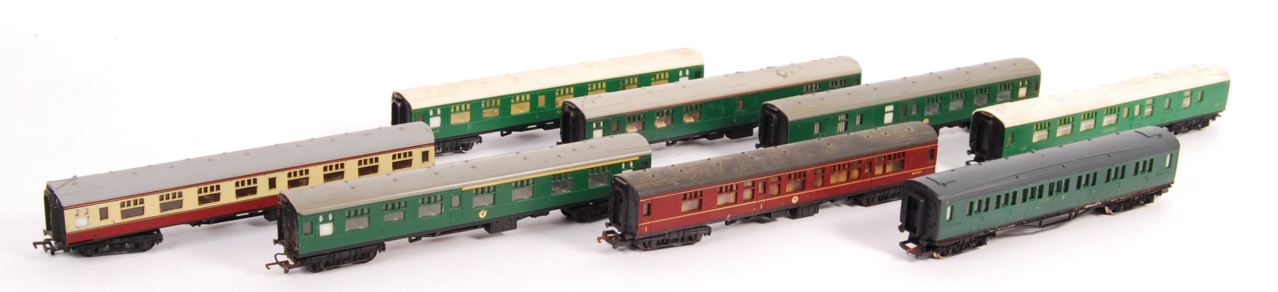COLLECTION OF ASSORTED 00 GAUGE RAILWAY CARRIAGES
