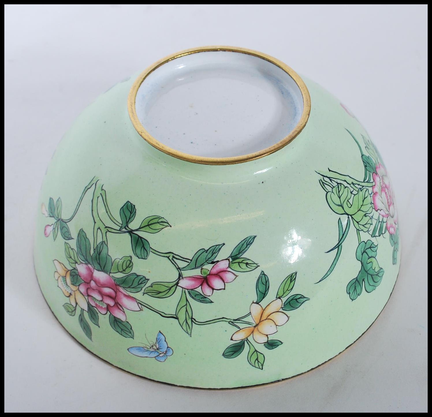 A Chinese enamel pedestal bowl on apple green grou - Image 6 of 6