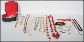 A collection of vintage 20th Century costume jewel