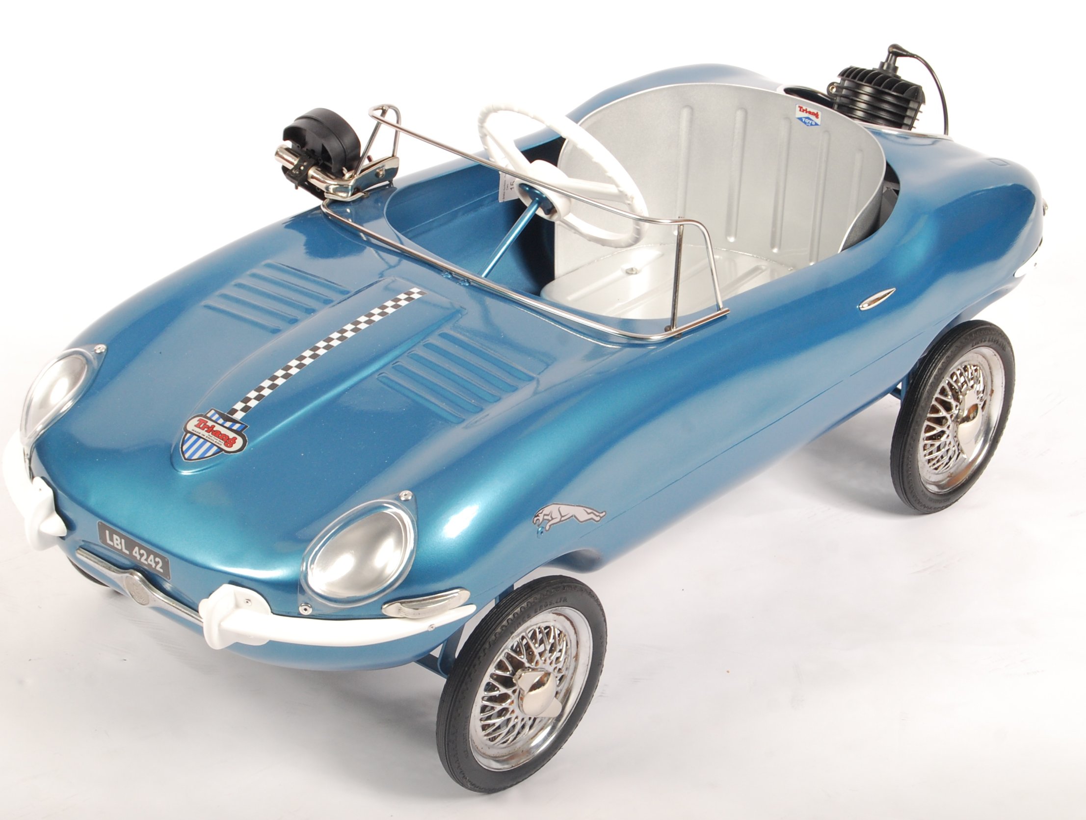 INCREDIBLE 1960'S TRI-ANG E-TYPE JAGUAR PEDAL CAR WITH MOTOR ROAR - Image 2 of 8