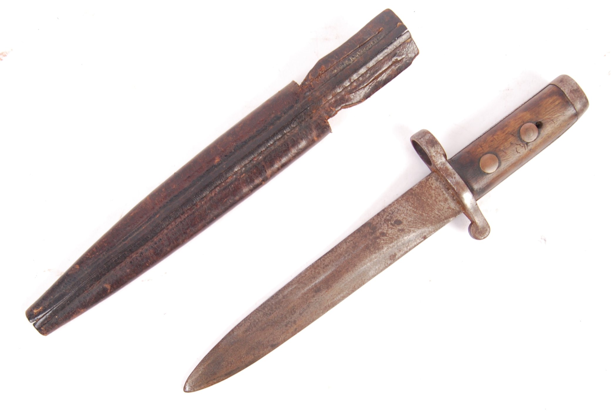 A WWII SECOND WORLD WAR ERA RIFLE BAYONET AND SCABBARD - Image 2 of 3