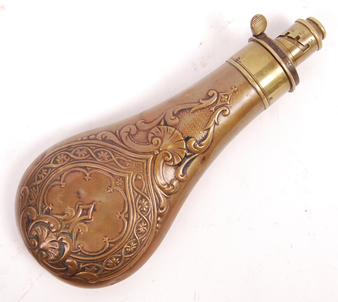 19TH CENTURY BRASS GUN POWDER FLASK WITH REPOUSSE DETAILING - Image 2 of 4