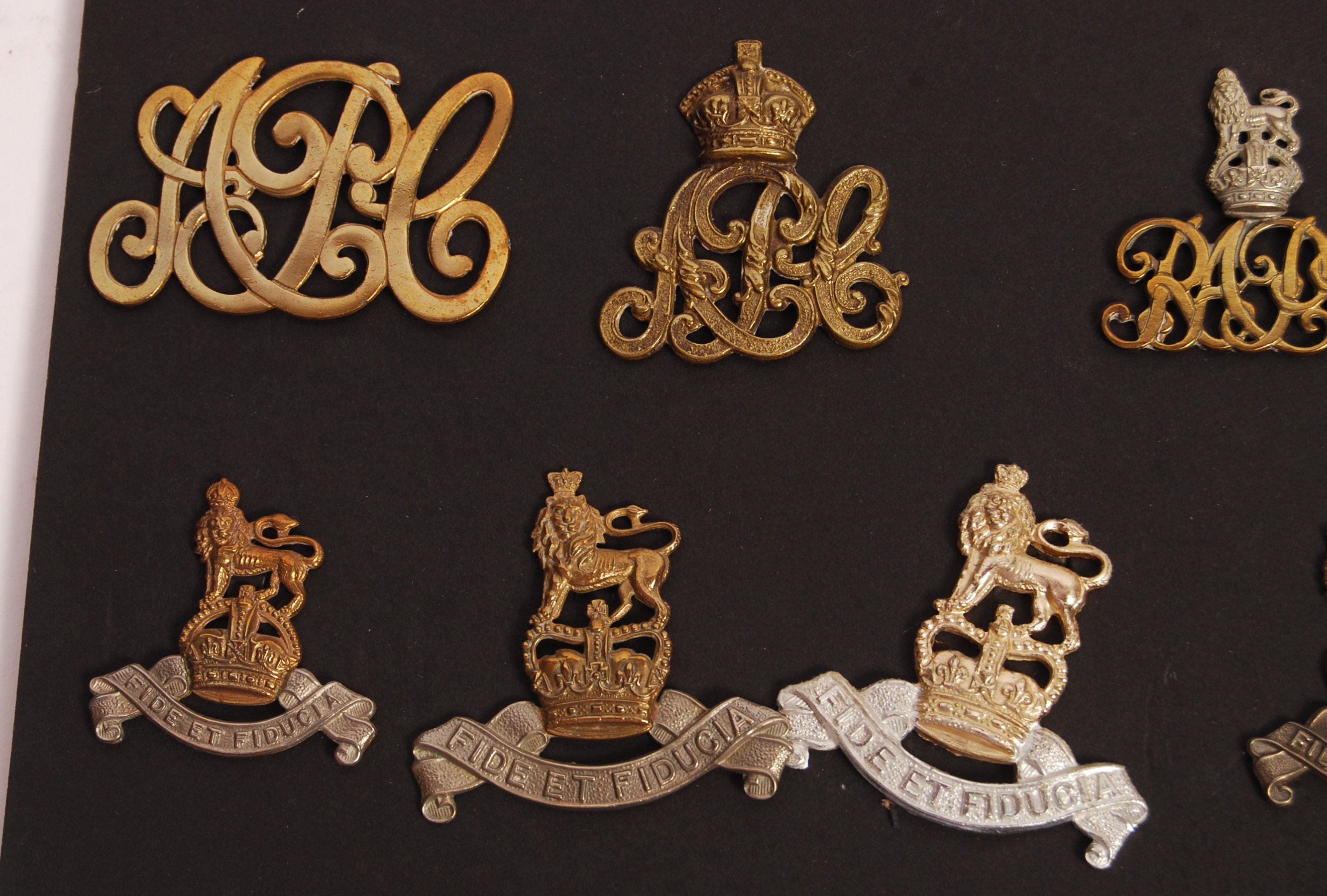 COLLECTION OF VINTAGE WWII & LATER UNIFORM CAP BADGES - Image 5 of 8