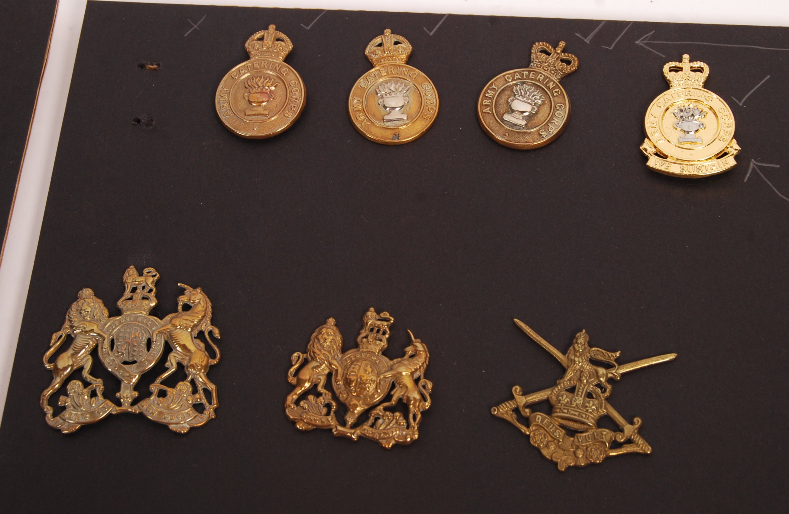 COLLECTION OF VINTAGE WWII & LATER UNIFORM CAP BADGES - Image 7 of 8