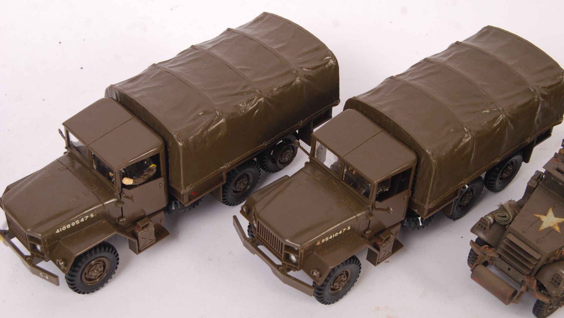 COLLECTION OF ASSORTED MONOGRAM MILITARY 1/35 SCALE TRUCKS - Bild 2 aus 5