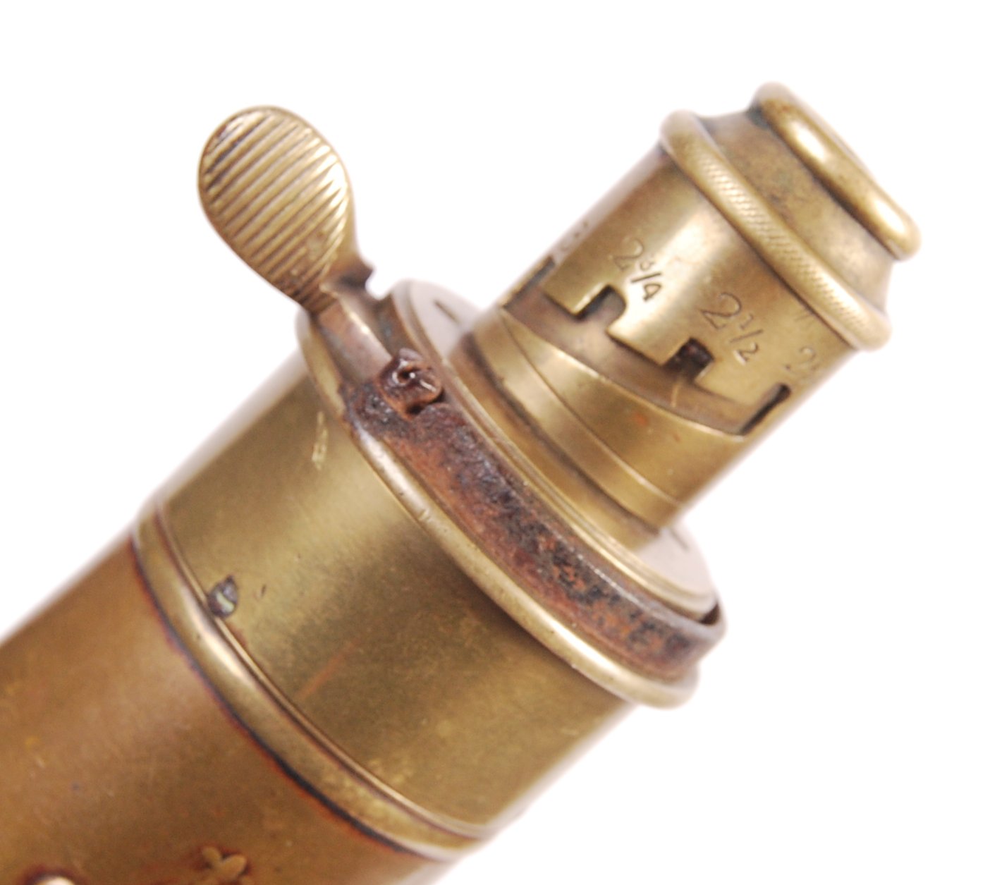 19TH CENTURY BRASS GUN POWDER FLASK WITH REPOUSSE DETAILING - Image 3 of 4