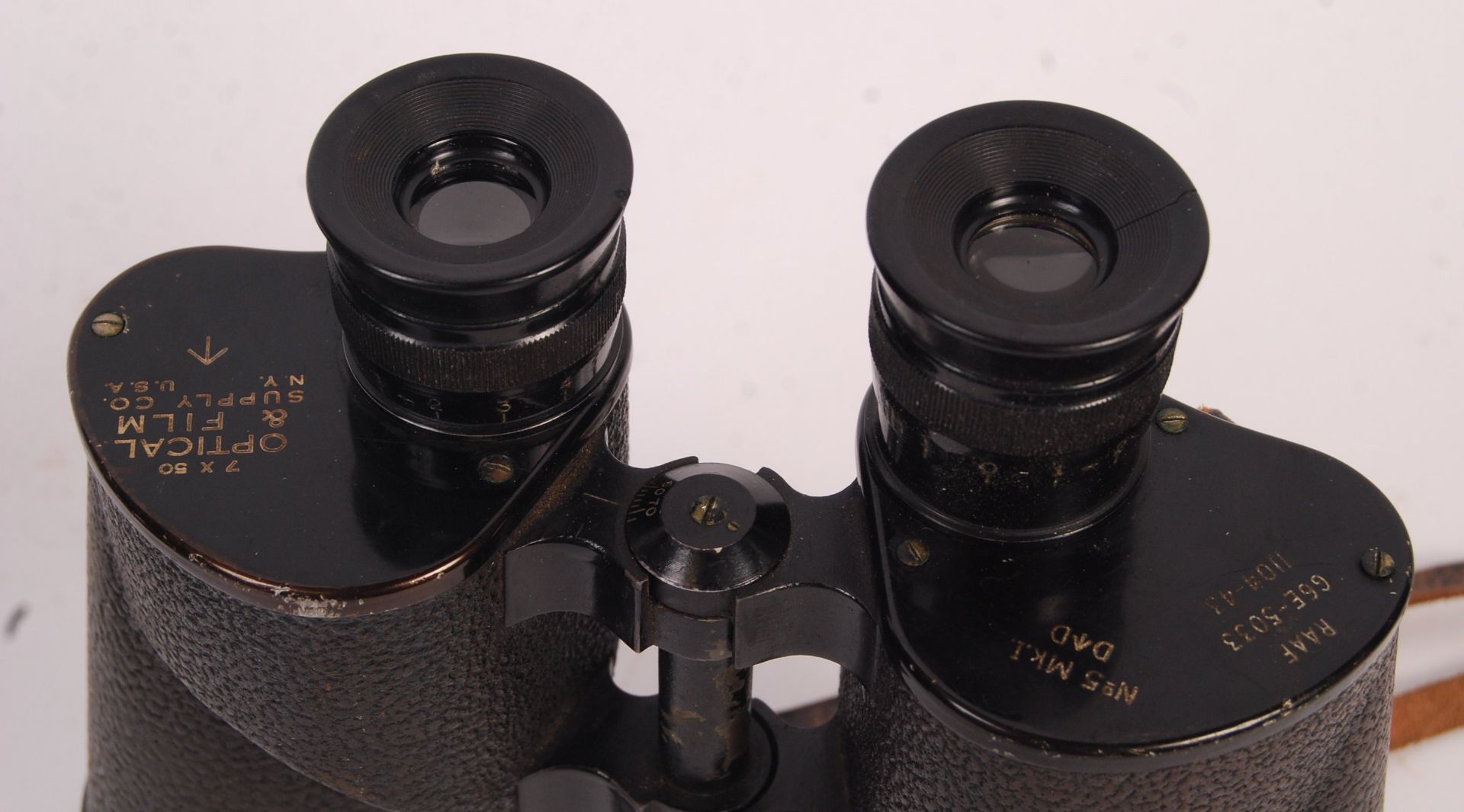 PAIR OF WWII RAAF 7X50 BINOCULARS IN LEATHER CASE - Bild 2 aus 4