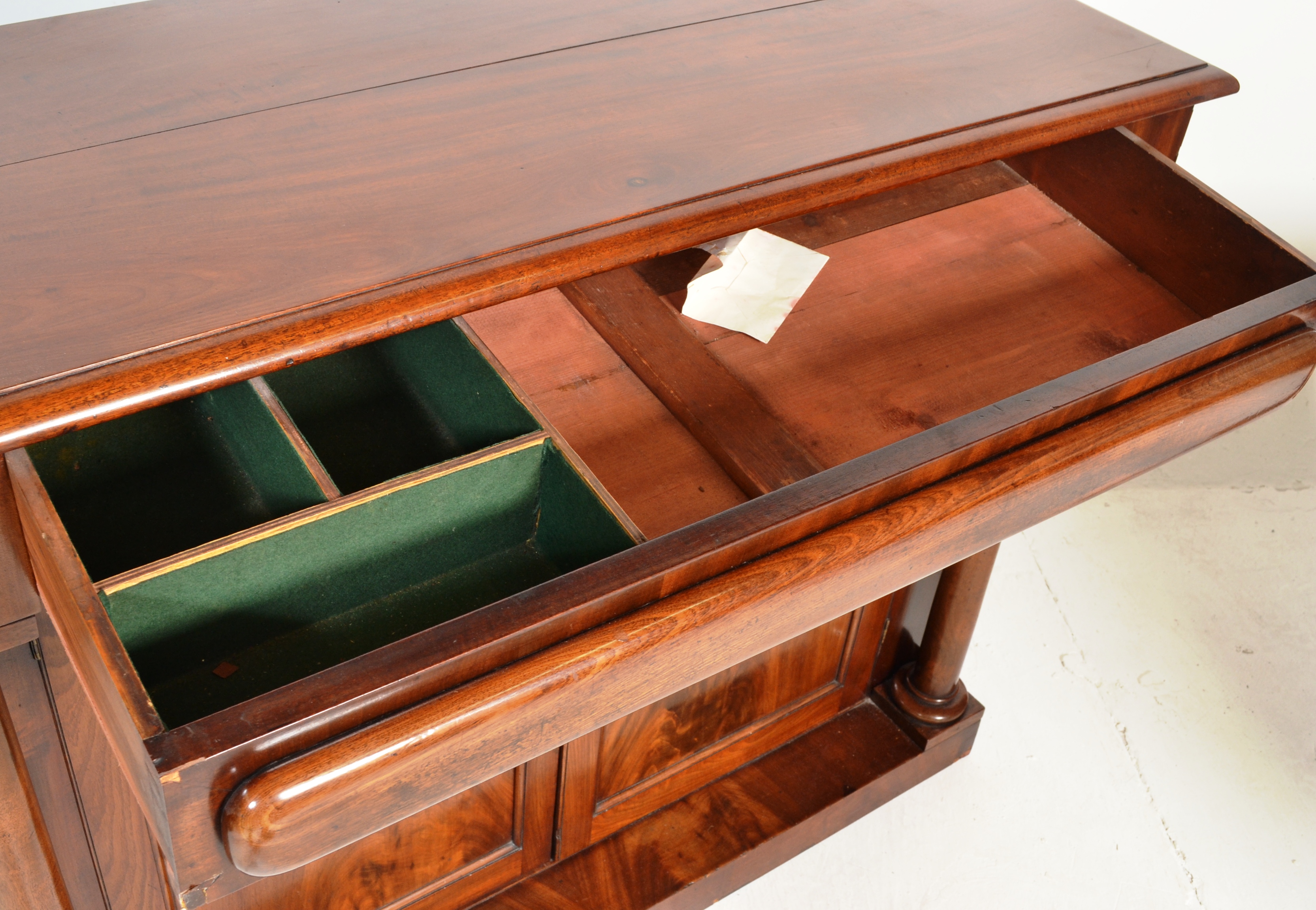 19TH CENTURY VICTORIAN MAHOGANY CHIFFONIER SIDEBOA - Image 4 of 5