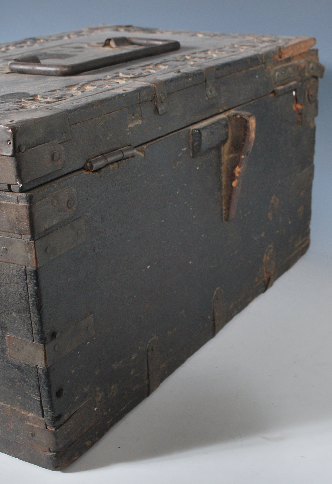 AN ANTIQUE RAJASTHAN INDIAN DOWRY MARRIAGE CHEST B - Image 7 of 7