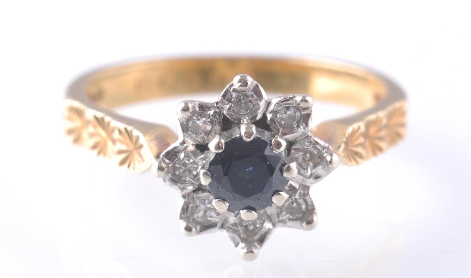 18CT GOLD SAPPHIRE AND DIAMOND CLUSTER RING - LOND - Image 2 of 5