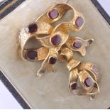 A CASED 19TH CENTURY GOLD & GARNET BROOCH