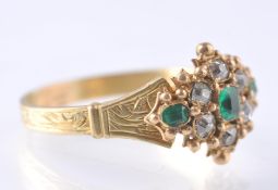 AN ANTIQUE 18CT GOLD DIAMOND & EMERALD CLUSTER RIN