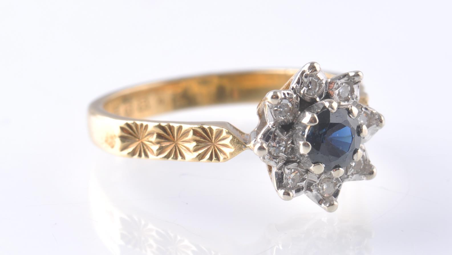 18CT GOLD SAPPHIRE AND DIAMOND CLUSTER RING - LOND - Image 3 of 5