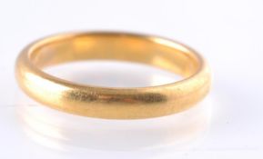 A HALLMARKED 22CT GOLD BAND RING