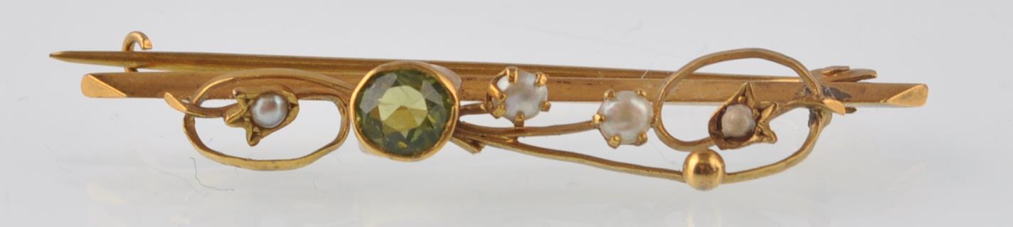 ART NOUVEAU 9CT GOLD PERIDOT AND SEED PEARL BROOCH - Image 2 of 4