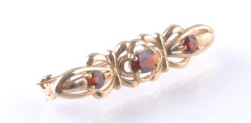 9CT GOLD GARNET 3 STONE LADIES BAR BROOCH