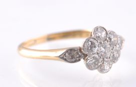 AN EARLY 20TH CENTURY 18CT GOLD & DIAMOND CLUSTER