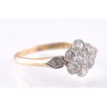 AN EARLY 20TH CENTURY 18CT GOLD & DIAMOND CLUSTER