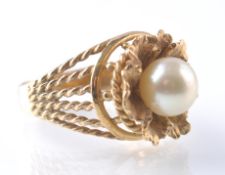 A 14CT GOLD AND PEARL RING