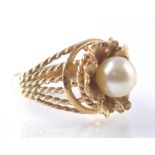 A 14CT GOLD AND PEARL RING