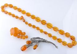 A COLLECTION OF SILVER GOLD AND AMBER JEWELLERY