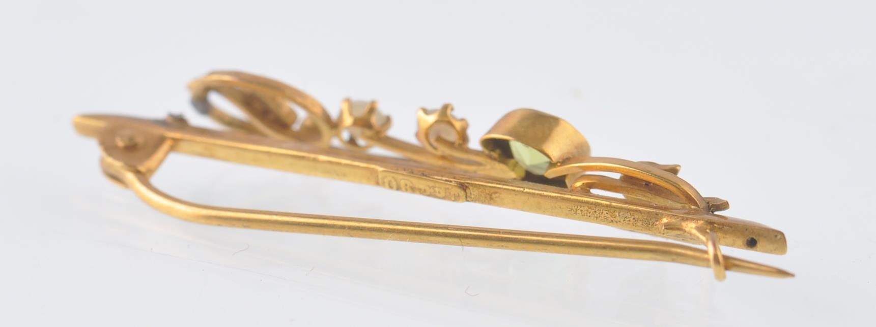 ART NOUVEAU 9CT GOLD PERIDOT AND SEED PEARL BROOCH - Image 3 of 4