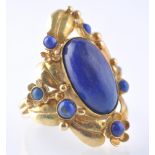 A HALLMARKED 1970'S 18CT GOLD AND LAPIS LAZULI RIN