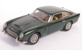 AUTOART ASTON MARTIN DB5 IN BRITISH RACING GREEN