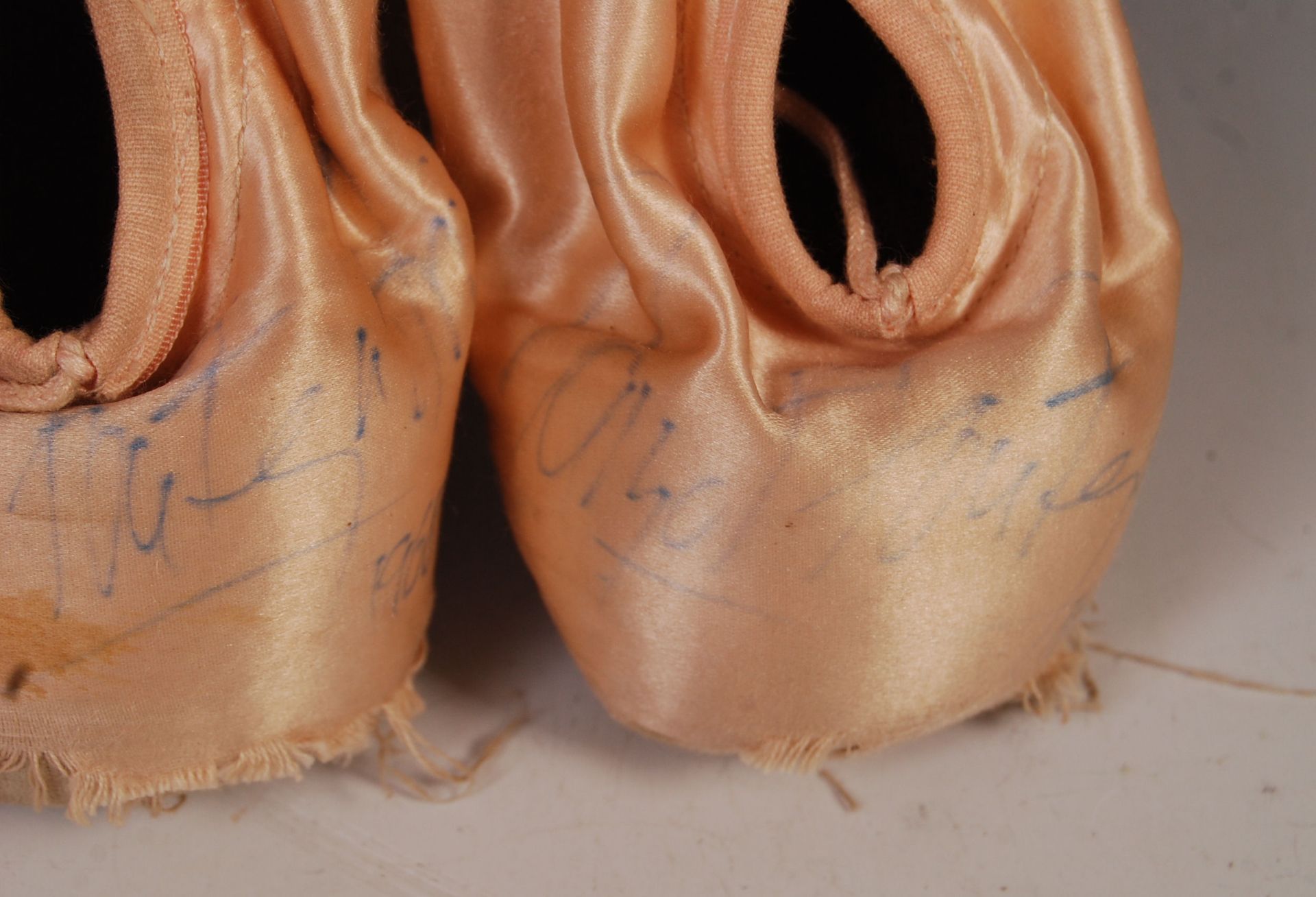 MARGOT FONTEYN - BALLET DANCER - PAIR OF SHOES FROM SWAN LAKE - Bild 3 aus 5