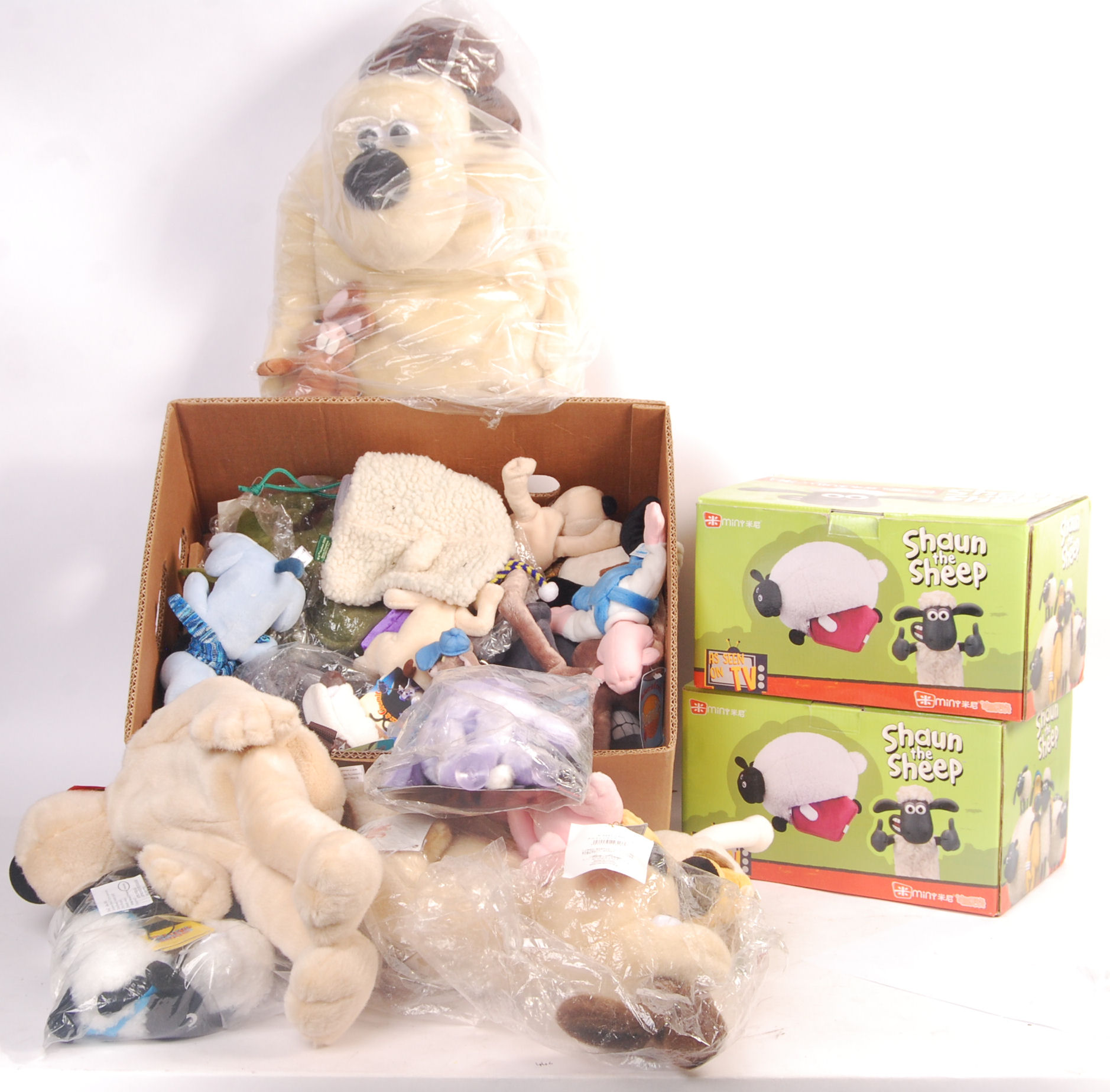 ASSORTED AARDMAN ANIMATION MERCHANDISE SOFT TOYS