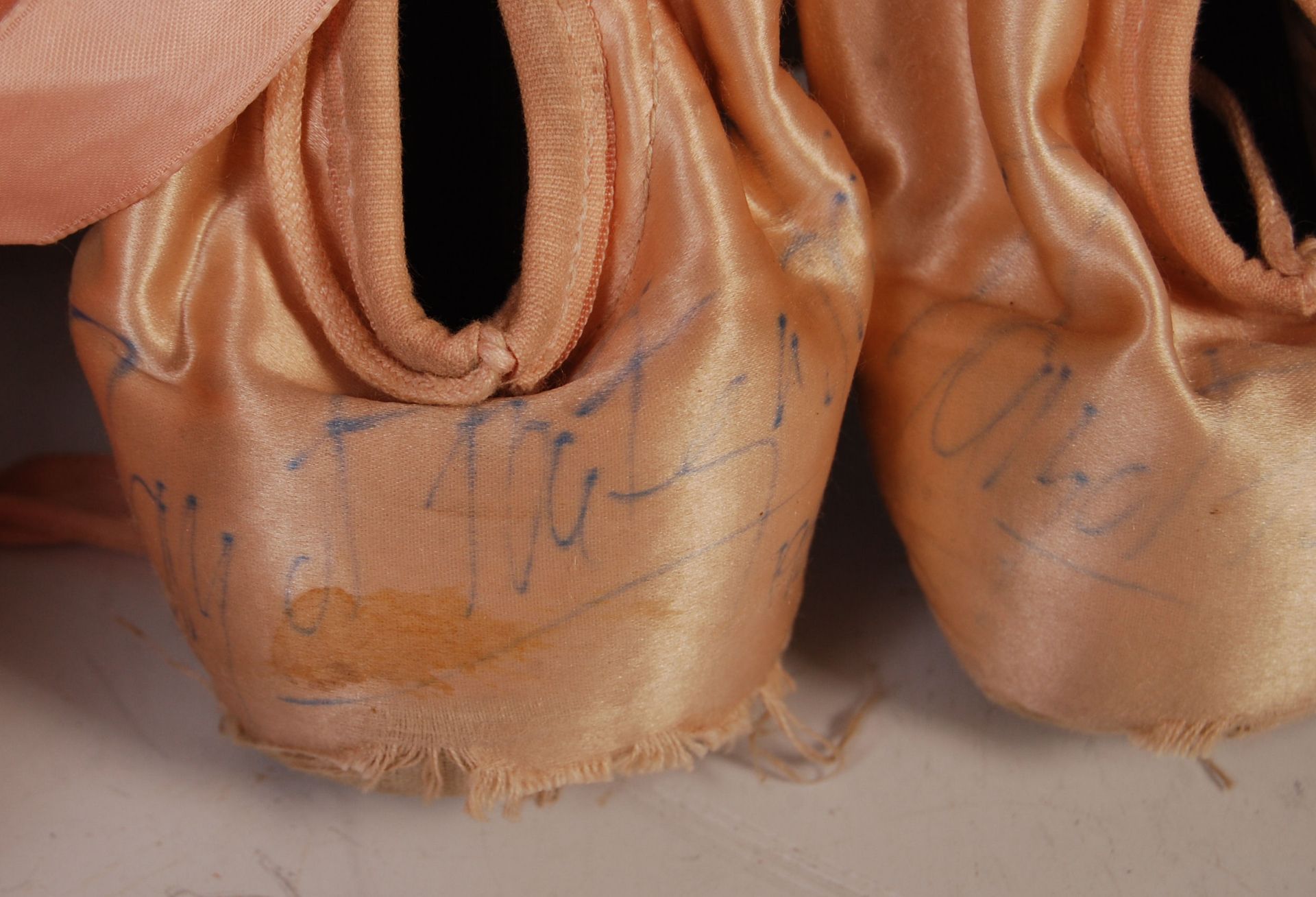 MARGOT FONTEYN - BALLET DANCER - PAIR OF SHOES FROM SWAN LAKE - Bild 2 aus 5