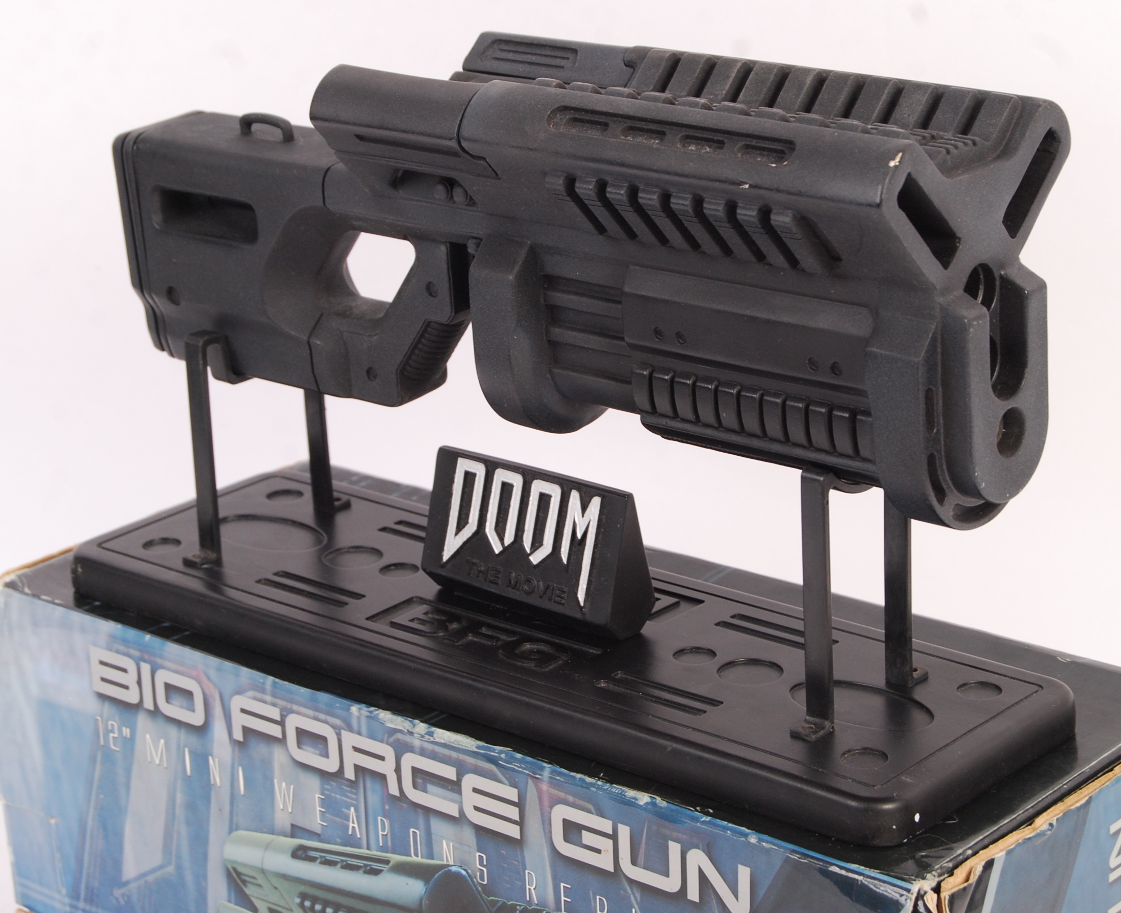 UNIVERSAL STUDIOS 12" MINI WEAPON REPLICA DOOM BIO FORCE GUN - Image 3 of 5