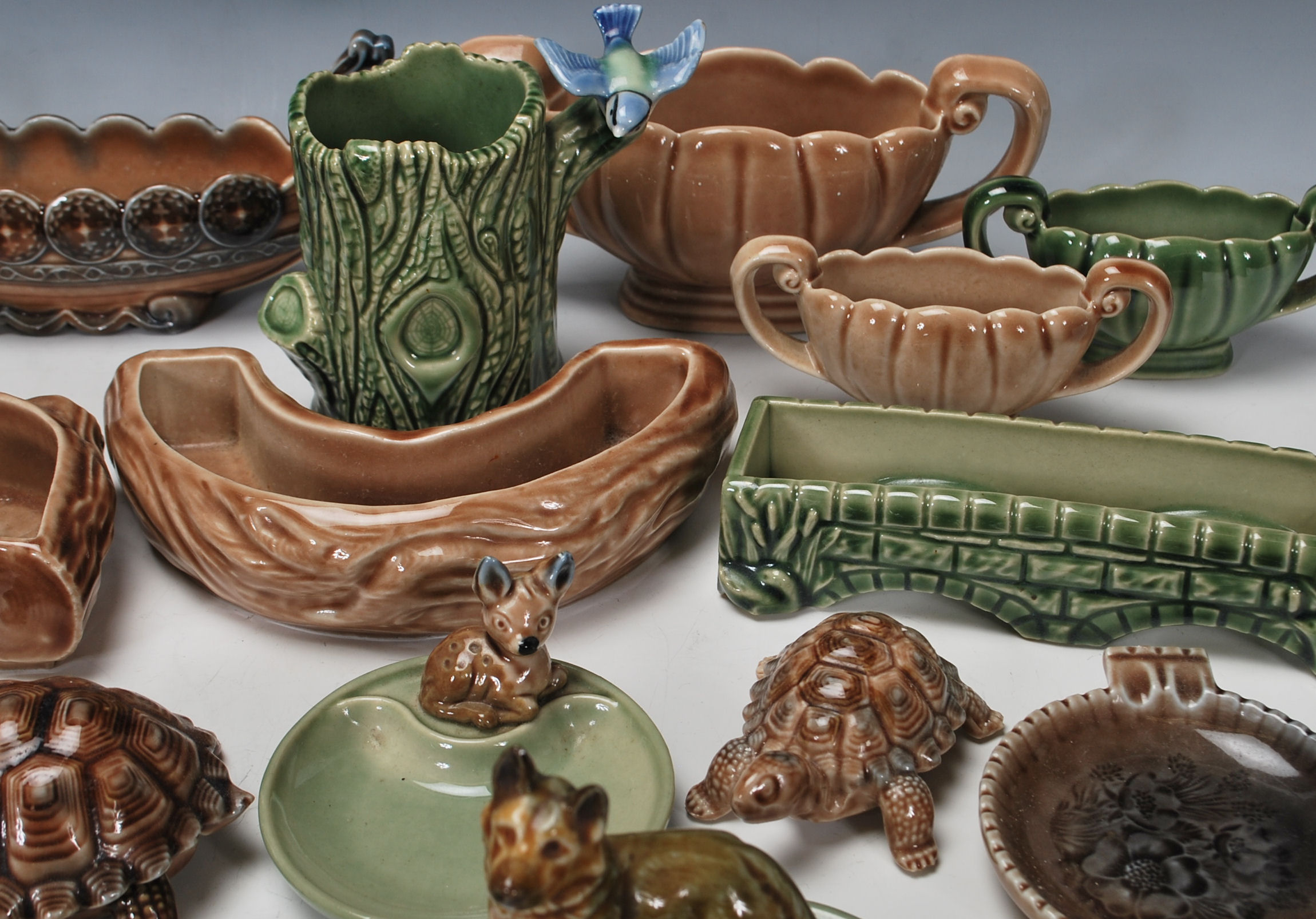 A collection of vintage 20th century Wade ceramics to include a green glazed pipe holder having an - Image 5 of 7