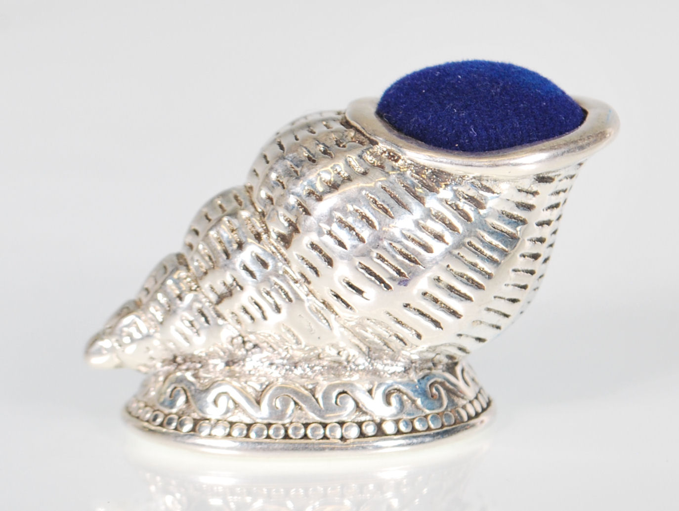A stamped 925 silver pin cushion in the form of a conch shell raised on a footed base with a blue - Image 5 of 7