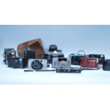 A collection of vintage 20th Century cameras to include makes and models from Kodak Brownie 120,