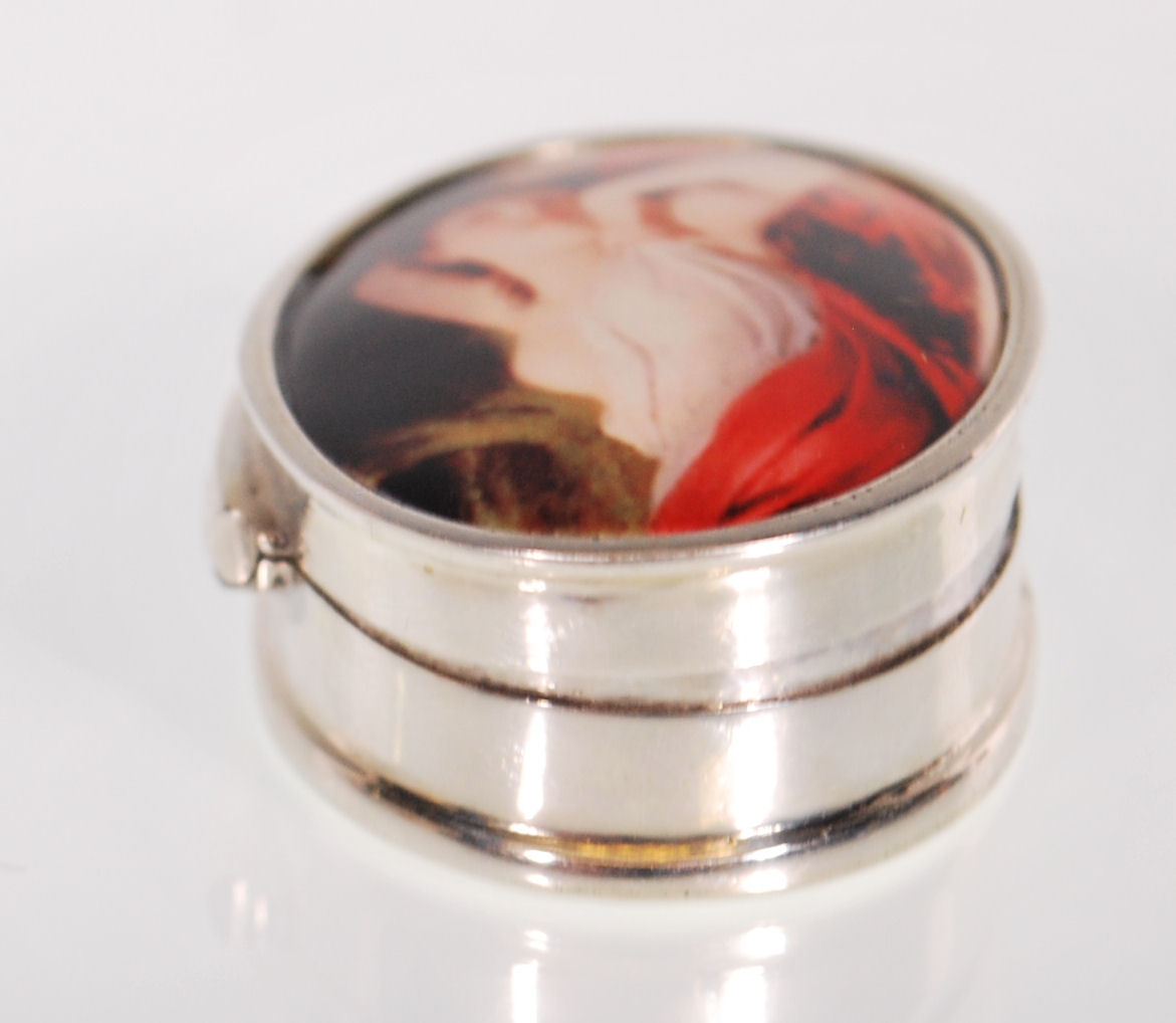 A stamped 925 silver pill pot of oval form having an enamelled lid depicting a classical female - Image 3 of 5