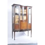 An Edwardian mahogany inlaid display cabinet vitrine having an inverted bow front centre. Raised