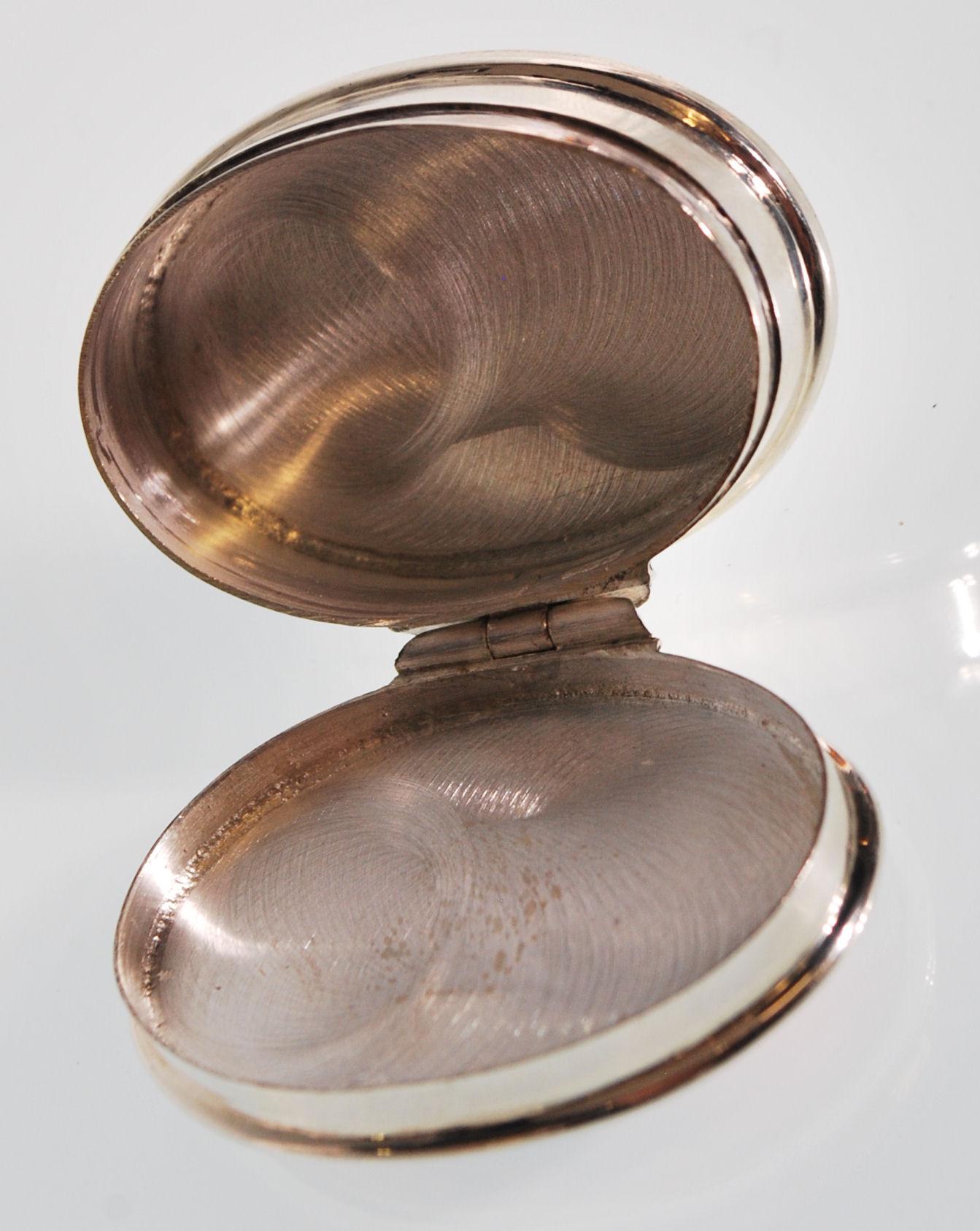 A stamped 925 silver pill pot of oval form having an enamelled lid depicting a classical female - Image 5 of 5