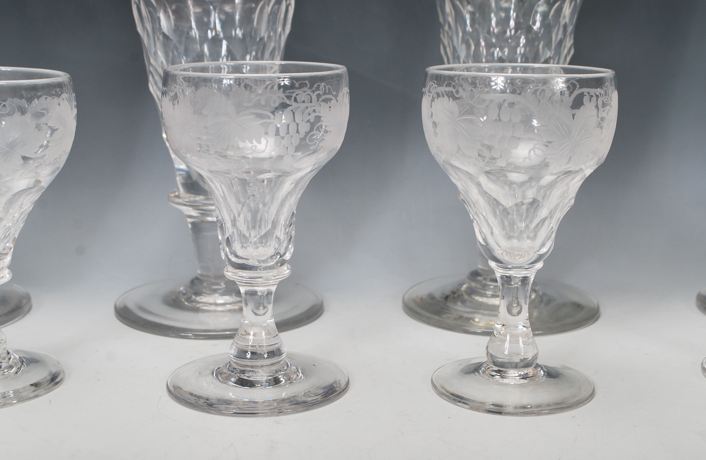 A good set of 6 acid etched 19th century sherry / port glasses. Each with circular foot having - Image 3 of 6