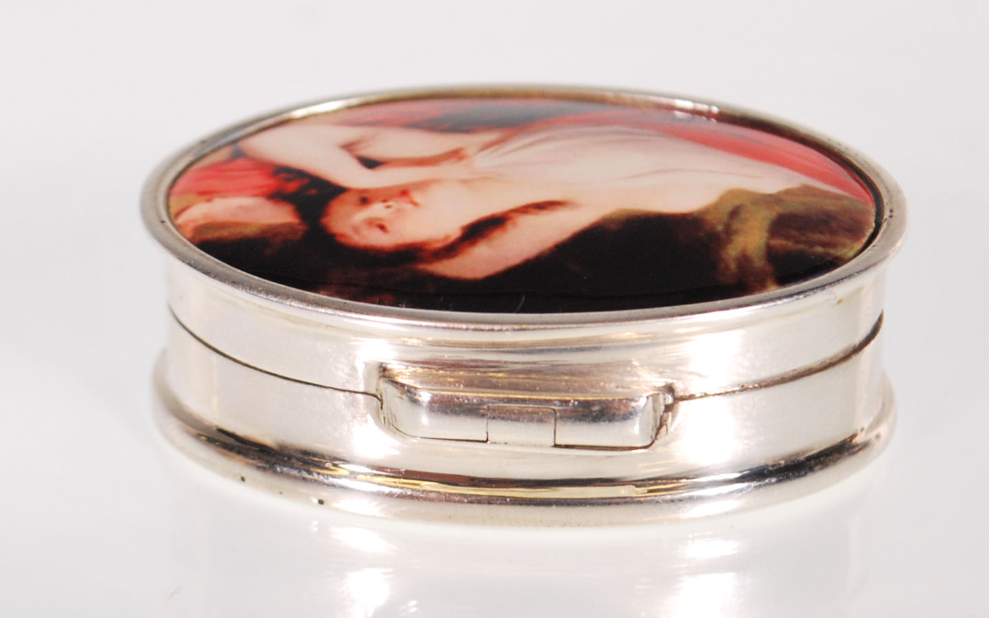 A stamped 925 silver pill pot of oval form having an enamelled lid depicting a classical female - Image 4 of 5