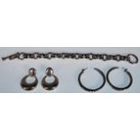 A selection of silvery jewellery to include a stamped 925 double round link bracelet with a toggle