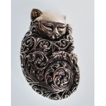 A stamped 925 silver figurine paperweight of a cat with scrolled decoration. Weight 19.0g.