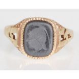 A gents 9ct signet / intaglio ring, the carved intaglio flanked by pierced shoulders. Size Y, weight