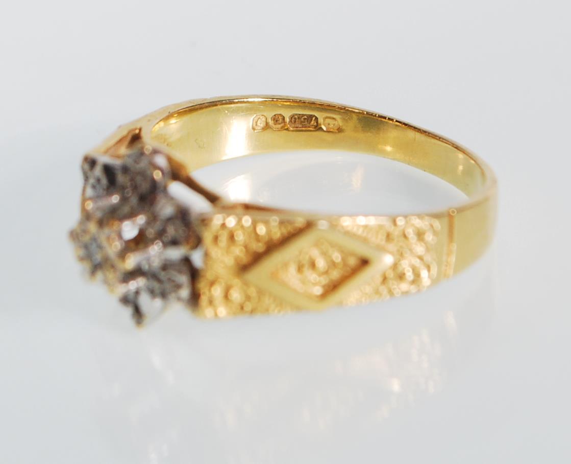 A hallmarked 18ct gold ladies dress ring having ge - Image 5 of 6