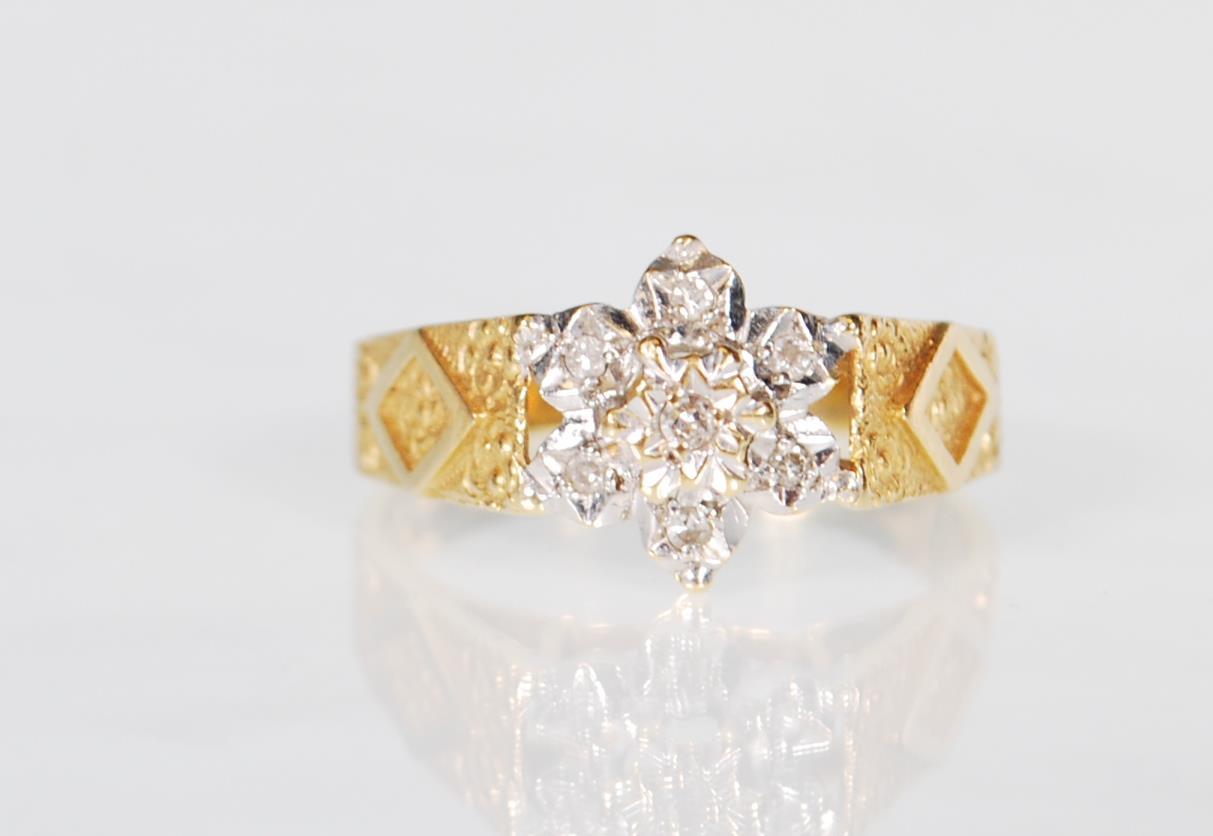 A hallmarked 18ct gold ladies dress ring having ge