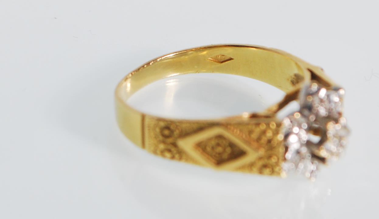 A hallmarked 18ct gold ladies dress ring having ge - Image 6 of 6