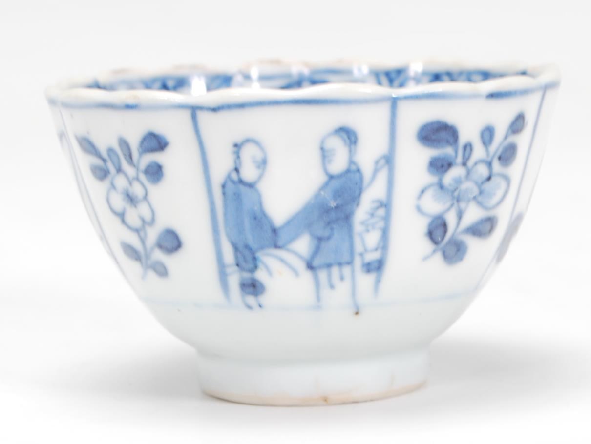 A 19th Century Chinese blue and white tea bowl rai - Image 4 of 7