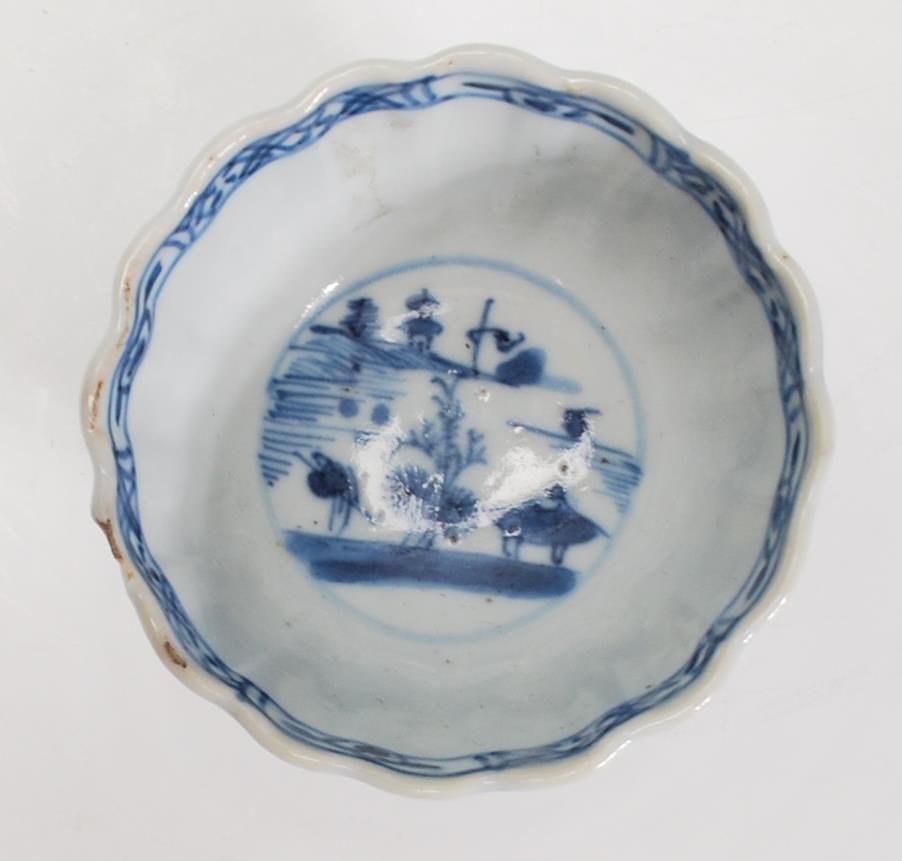 A 19th Century Chinese blue and white tea bowl rai - Image 6 of 7